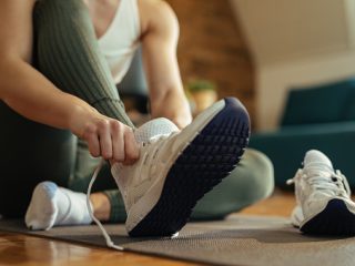 How to Wear White Sneakers