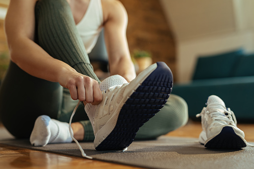 How to Wear White Sneakers